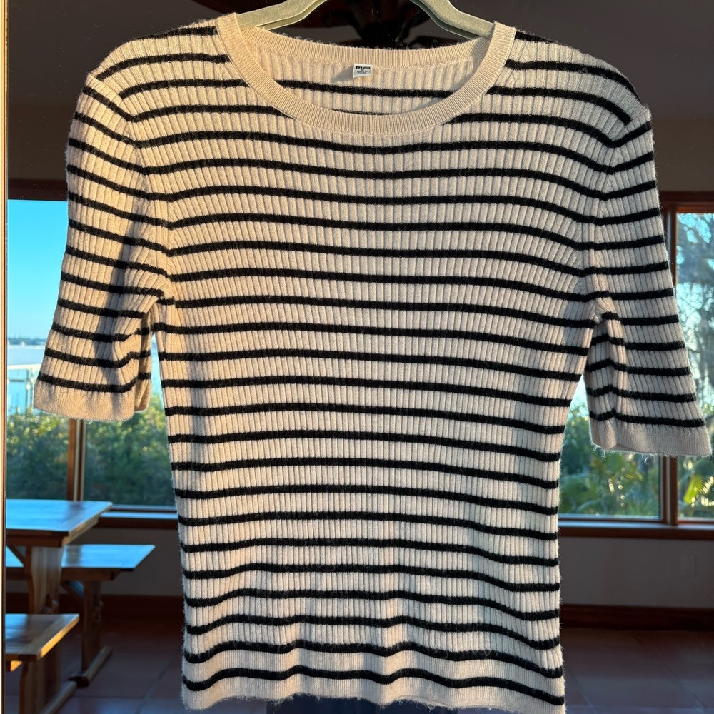 Uniqlo sweater top
